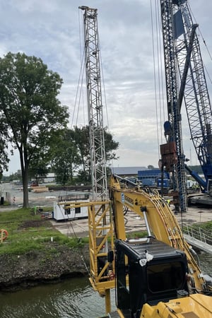 Kettenbagger der Firma Eggers mit montiertem CPT am Uferbereich des Torinstandsetzungsdocks in Brunsbüttel, im Rahmen von Kampfmittelsondierungsarbeiten.