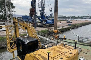 Bagger der Firma Eggers und Seilbagger der ARGE PRIEN im Einsatz am Torinstandsetzungsdock Brunsbüttel zur Durchführung von Arbeiten im Rahmen der Kampfmittelsondierung und Bauvorbereitung am Uferbereich.