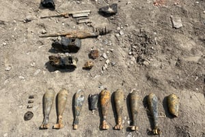 Mehrere gefundene Granaten, Munitionsreste und verrostete Waffenteile, ausgebreitet auf dem Boden während der Kampfmittelsondierung am Torinstandsetzungsdock Brunsbüttel.