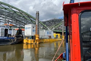 Jack-Up-Barge und Arbeitsplattform der Eggers Kampfmittelbergung an den Norderelbbrücken in Hamburg zur wasserseitigen Kampfmittelsondierung.