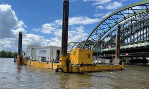 Jack-Up Barge der Eggers Kampfmittelbergung vor den Norderelbbrücken in Hamburg während wasserseitiger Kampfmittelsondierungsarbeiten.