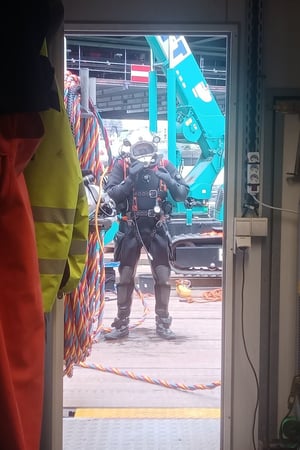 Berufstaucher in voller Ausrüstung vor dem Einsatz zur wasserseitigen Kampfmittelbergung an den Norderelbbrücken in Hamburg.