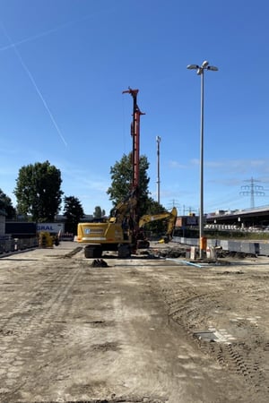 Bohrarbeiten mit schwerem Bagger und Bohrlafette der Firma Eggers zur Kampfmittelsondierung am Zollamt Walterhof in Hamburg bei klarem Himmel.