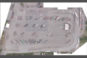 Luftaufnahme der gesamten Projektfläche zur Kampfmittelsondierung am Zollamt Walterhof in Hamburg mit markierten Park- und Fahrspuren.