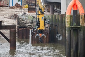 Bagger mit Multitool arbeitet an der Spundwand im Wasser an der ehemaligen Rethebrücke in Hamburg-Wilhelmsburg. Rückbau mit begleitender Kampfmittelsondierung vom Eggers Marine-Service.