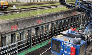 Kampfmittelsondierung am Gutleuthafen Frankfurt. Arbeiten vom Ponton an der Spundwand mit Bohrgeräte-Hütte und Sondierausrüstung unter laufendem Hafenbetrieb.