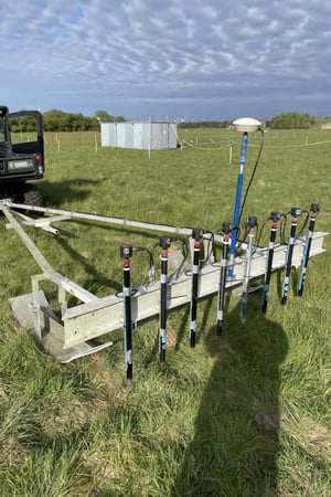 FLX-Mehrkanalsondierung in Leck, Schleswig-Holstein: ATV-gezogenes Magnetometer-Gradiometer zur Kampfmittelsondierung und Suche nach Bombenblindgängern auf Grünland.