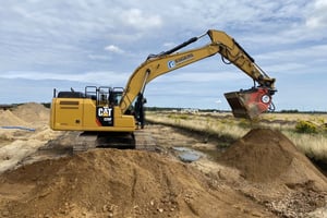 Bagger mit Minebuster-Anbaugerät bei der Kampfmittelbergung und Sondierung von Bomben in Leck, Schleswig-Holstein.
