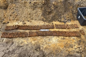 Gefundene verrostete Munition aus dem Zweiten Weltkrieg bei Kampfmittelsondierung in Leck, Schleswig-Holstein im Norden Deutschlands ausgelegt zur Dokumentation.
