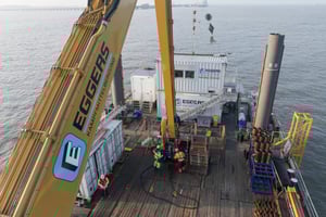 EGGERS Marine Service auf Jack-Up-Barge: Team führt Bohrsondierungen zur Kampfmittelsondierung für das LNG-Projekt AVG Wilhelmshaven auf See durch.