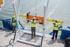 Marine-Service der EGGERS Kampfmittelbergung: Aussetzen der ScanFish-Katria Plattform mit geschleppten Magnetometern zur marinen Geomagnetik-Kampfmittelsondierung am LNG-Projekt AVG Wilhelmshaven.