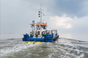 Arbeitsboot Düne der EGGERS Kampfmittelbergung zieht ScanFish-Schleppsonde mit Magnetometern zur Kampfmittelsondierung im Küstenbereich von Wilhelmshaven (Nordsee). Marine Service auf See.