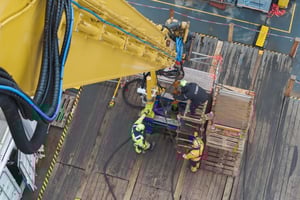 Team der EGGERS Kampfmittelbergung führt auf einer Jack-Up-Barge in Wilhelmshaven eine Bohrlochsondierung/CPT für die Kampfmittelsondierung durch. Marine Service auf der Nordsee.