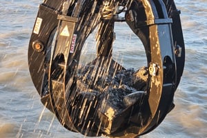 OctopusTool-Greifer von EGGERS hebt Steine aus dem Wasser. Marine Service unterstützt die Kampfmittelsondierung in Wilhelmshaven.