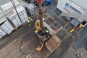 Marine-Service der EGGERS Kampfmittelbergung: CPT-Bohrlochsondierung vom Arbeitsfloß/Jack-Up bei AVG Wilhelmshaven zur Kampfmittelsondierung am LNG-Terminal.