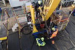 EGGERS-Team auf der Jack-Up-Barge „Helgoland“ bedient eine Bohranlage (CPT/OctopusTool) zur Rohrverpressung für die Kampfmittelsondierung. Gestängemagazin und Arbeitsbereich auf dem Deck, Marine Service Wilhelmshaven.