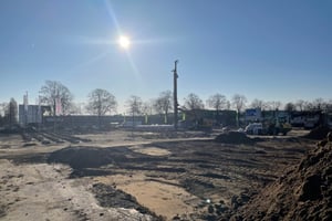 Audi Zentrum Hannover: Weitwinkel der Baustelle mit Bohrgerät für die Kampfmittelsondierung, Sondierbohrungen und Baugrunderkundung zur Freigabe des Baufeldes, Erdarbeiten und Baulogistik im gesamten Areal.