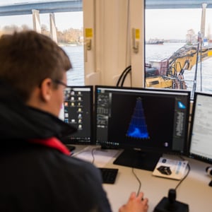 Joystick-Steuerung bei Kampfmittelsondierung im Nordhafen Kiel