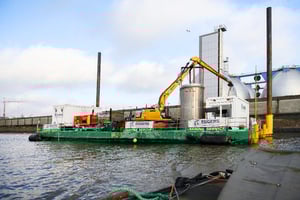 Arbeitsplattform von Eggers auf Ponton im Köhlbrand