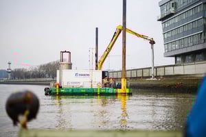 Ponton mit Bagger vor Gebäuden am Köhlbrand Kai