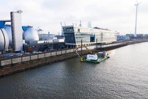 Eggers Ponton mit Bagger vor Gebäuden am Köhlbrand