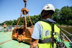 Greifer bei der Bergung von Verdachtspunkten im Hamburger Hafen