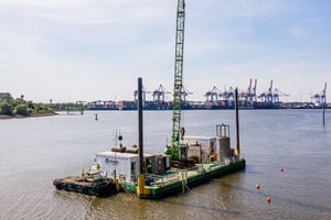 Ponton mit Bagger für Kampfmittelsondierung im Hamburger Hafen