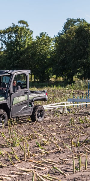 Gator fährt mit Kampfmittel-Sondiersystem auf Acker in PVA Eggebeck