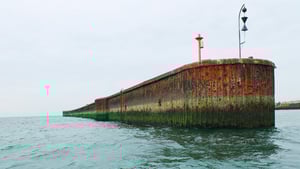 Spundwandansicht vom Wasser aus am Nordostbohlwerk Helgoland