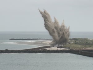 Sprengung einer 2. Weltkrieg Fliegerbombe auf Helgoland – sichere Kampfmittelvernichtung durch EGGER Kampfmittelbergung