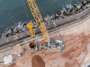 Luftaufnahme einer Kampfmittelbergung auf Helgoland mit Drehbohrverfahren am Kai durch EGGERS Kampfmittelbergung