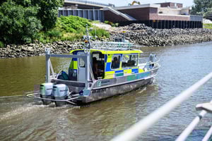 Arbeitsschiff für Kampfmittelsondierung auf der Elbe bei Hamburg