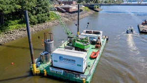 Bagger auf Ponton für Kampfmittelbergung an der Kattwykbrücke Hamburg