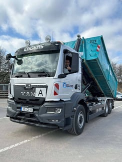 EGGERS LKW in Hamburg beim Absetzen eines Abrollcontainers für flexible Entsorgung und Containerdienst-Leistungen