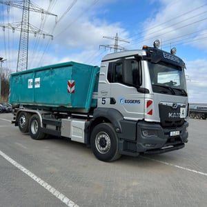 MAN LKW vom EGGERS Container-Dienst in Hamburg mit großem Abrollcontainer für flexible Entsorgung und Transporte