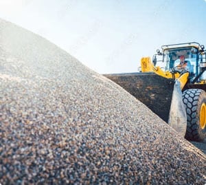 Kieshaufen mit EGGERS Bagger im Hintergrund