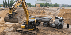 Bagger und EGGERS LKW auf der Baustelle im Moosrosenweg in Bramfeld