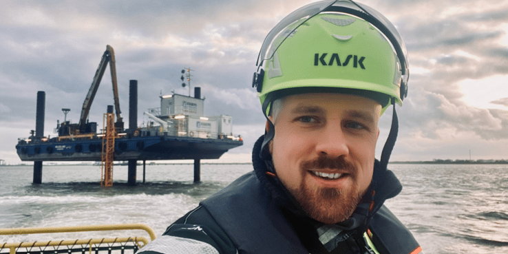 EGGERS Mitarbeiter Jan Leidorf leitet die Kampfmittelsondierung an der Kieler Schleuse