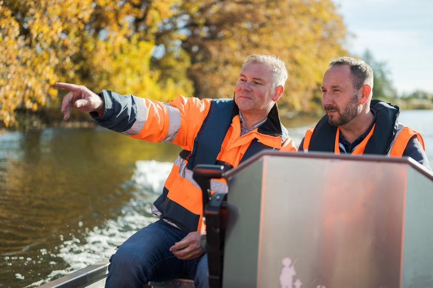 Dennis Weska (rechts) und Dominic Krüll (links) bei der Rundfahrt über die Havel, dem größte Fluss-Renaturierungsprojekt Europas 2025