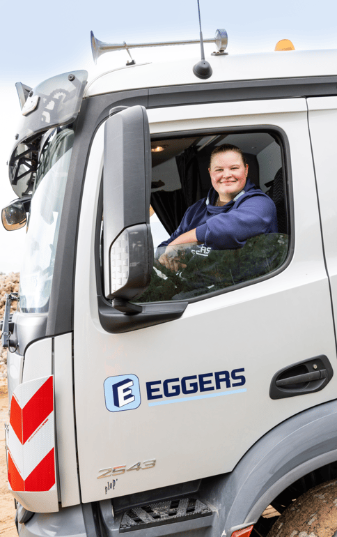 LKW Fahrerin Sophie im EGGERS-LKW; EGGERS-Containerdienst