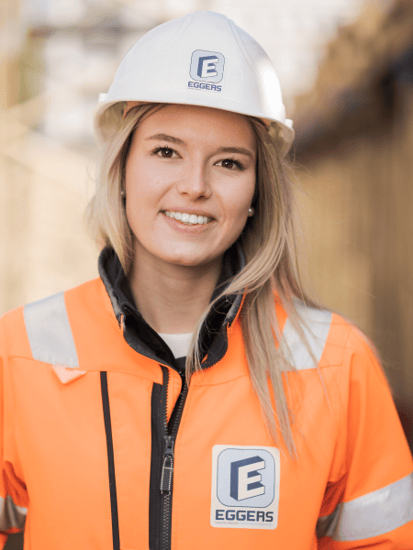 Lea Wegat koordiniert zwei Baufelder mit zwei Baugruben – auf einer Fläche von 20.000 Quadratmeter am Bramfelder Moosrosenweg in Hamburg; 2025