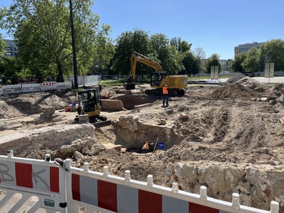 Baustelle der Neugestaltung des Areal des Rathaus- und
Marx-Engels-Forums in Berlin; EGGERS-Bagger