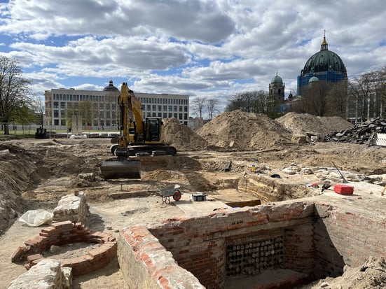 Baustelle der Neugestaltung des Areal des Rathaus- und
Marx-Engels-Forums in Berlin; EGGERS-Bagger