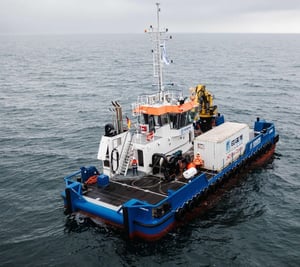 Arbeitsboot des EGGERS Marine Service bei Offshore-Sondierung mit Containerdeck und Auslegerkran