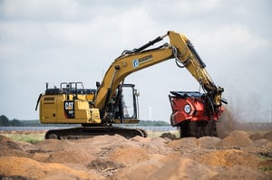 EGGERS Kampfmittelbergung – CAT 326F mit Minebuster im Einsatz für Bodenseparation und Volumenberäumung