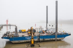 EGGERS Kampfmittelbergung – Hubinsel Helgoland Jack-Up Barge für Offshore-Arbeiten, Kampfmittelsondierung und sichere Bergung im Meer