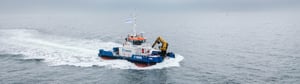 EGGERS Marineservice – Arbeitsschiff auf See mit Baggerarm für Kampfmittelbergung und Offshore-Einsätze in Deutschland