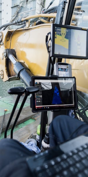bagger-steuerdisplay-kaimauer-seehafen-kiel-kampfmittelsondierung