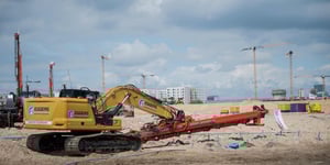 EGGERS Bagger mit Bohrlafette zur Kampfmittelbergung in Hamburg auf einer Baustelle am Grasbrook