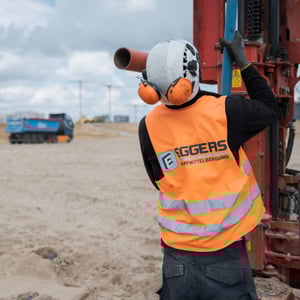 EGGERS Kampfmittelbergung Mitarbeiter am Grasbrook Hamburg an der Bohrlafette im Einsatz